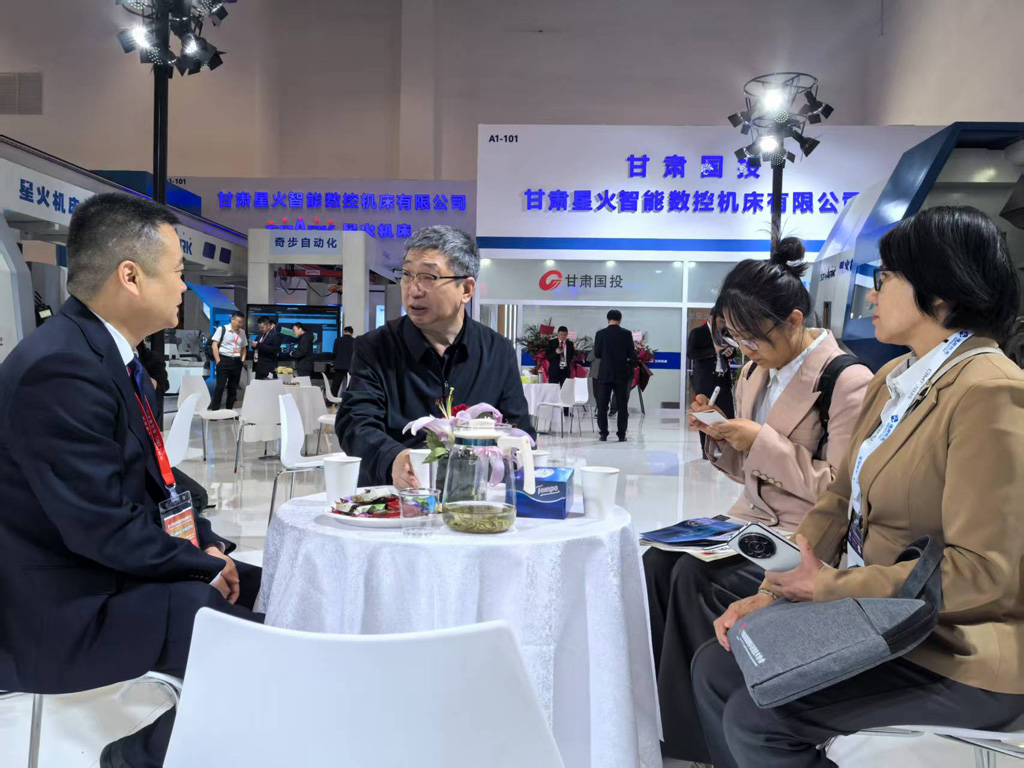 展会第五日 多位领导专家到星火数控展台参观交流