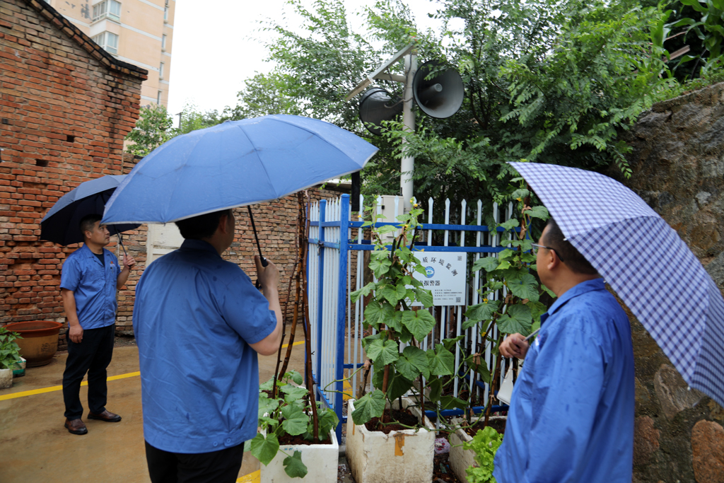 星火数控公司领导冒雨排查隐患，筑牢安全防线